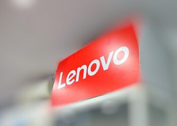 Lenovo dobra valor em melhor mês desde 1999, impulsionada por IA