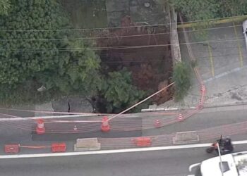 Rompimento de coletor da Sabesp abre cratera e afeta trânsito na zona oeste de SP