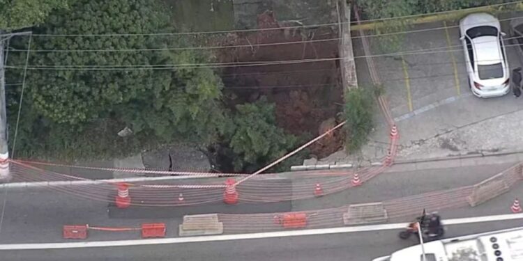 Rompimento de coletor da Sabesp abre cratera e afeta trânsito na zona oeste de SP